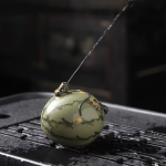Tea Pet mit Wasserfontäne aus violettem Ton — Runder hellgrün marmorierter Kürbis
