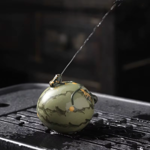 Tea Pet mit Wasserfontäne aus violettem Ton — Runder hellgrün marmorierter Kürbis