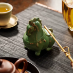 Tea Pet Pferd aus glasierter Keramik