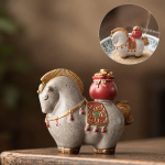 Tea Pet Pferd aus Resin mit Wärmefarbwechsel — Rot gebundener Beutel