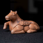 Tea Pet Pferd aus violettem Ton, Tierkreiszeichen Pferd