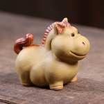 Tea-Pet-Pferd aus Yixing-Ton — Ocker mit roséorangener Mähne
