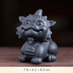 Tea Pet Pixiu aus violettem Ton — Sitzend mit einem Horn, schiefergrau
