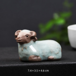 Tea Pet Schaf aus Keramik in 7 Varianten — Klein, liegend, taupefarbener Kopf mit kleinen Hörnern