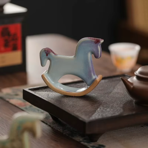 Tea Pet Schaukelpferd aus Keramik