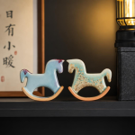 Tea Pet Schaukelpferd aus Keramik