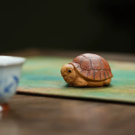 Tea Pet Schildkröte aus violettem Ton