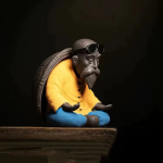 Tea Pet Schildkrötenfigur mit altem Mann — Leuchtendes Gelb