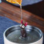 Tea Pet Schwarze Katze in sitzender Haltung