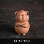 Tea Pet Schwein aus violettem Ton — Pfoten am Bauch