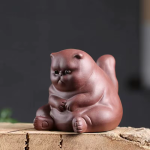 Tea Pet Sitzende Katze aus violettem Ton