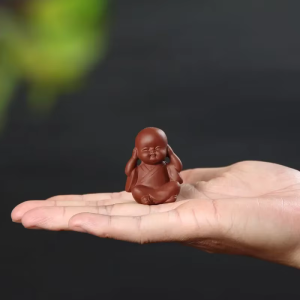 Tea Pet Sitzender Mönch aus Keramik
