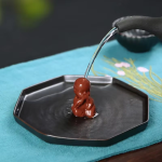 Tea Pet Sitzender Mönch aus Keramik
