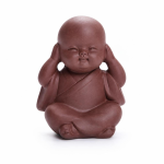 Tea Pet Sitzender Mönch aus Keramik — Hände an den Ohren