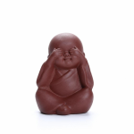 Tea Pet Sitzender Mönch aus Keramik — Hände vor den Augen
