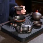 Tea Pet Stier als Teefilter aus violetter Keramik
