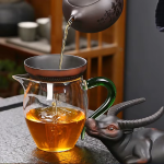 Tea Pet Stier als Teefilter aus violetter Keramik
