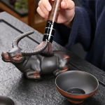 Tea Pet Stier als Teefilter aus violetter Keramik