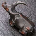 Tea Pet Stier als Teefilter aus violetter Keramik