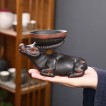 Tea Pet Stier als Teefilter aus violetter Keramik