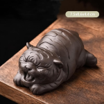 Tea Pet Tiger aus violettem Ton in vier Haltungen — Liegend