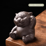 Tea Pet Tiger aus violettem Ton in vier Haltungen — Sitzend, eine Pfote angehoben