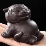 Tea Pet Tiger aus violettem Ton in vier Posen