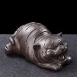 Tea Pet Tiger aus violettem Ton in vier Posen — Liegend