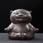 Tea Pet Tiger aus violettem Ton in vier Posen — Sitzend, Beine gespreizt