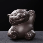 Tea Pet Tiger aus violettem Ton in vier Posen — Sitzend, Pfote am Kopf