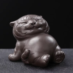 Tea Pet Tiger aus violettem Ton in vier Posen — Sitzend, Pfote vor dem Körper