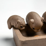Tea Pet vier Schweine aus violettem Ton