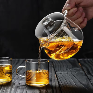 Teekanne aus Glas mit Siebeinsatz aus Borosilikatglas