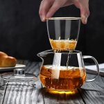 Teekanne aus Glas mit Siebeinsatz aus Borosilikatglas