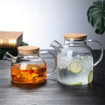 Teekanne aus Glas mit Spiralsieb