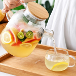 Teekanne aus Glas mit Spiralsieb