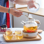 Teekanne aus Glas mit Spiralsieb