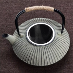 Teekanne aus Gusseisen mit etwa 800 ml