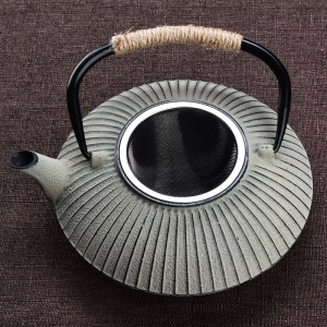 Teekanne aus Gusseisen mit etwa 800 ml