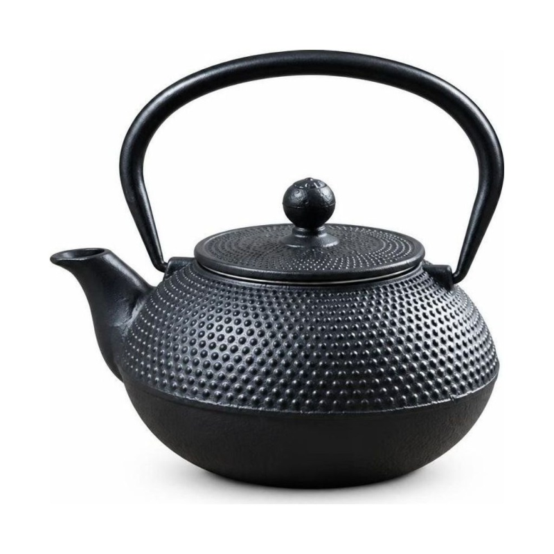Teekanne aus Gusseisen, Teetasse und Untersetzer