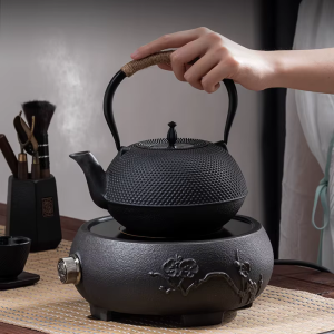 Teekanne aus Gusseisen, Teetasse und Untersetzer