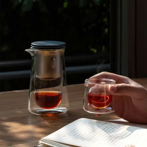 Teekanne mit Tasse aus Borosilikatglas und Filter