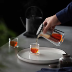 Teekanne mit Tasse aus Borosilikatglas und Filter