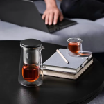 Teekanne mit Tasse aus Borosilikatglas und Filter