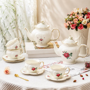 Teekanne oder Porzellantasse mit Untertasse im Blumenmotiv