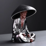Teekannen-Deckelhalter Gongfu-Teesieb aus Porzellan — Sitzender Mann in Schwarz