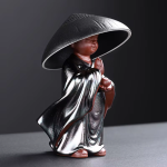 Teekannen-Deckelhalter Gongfu-Teesieb aus Porzellan — Stehendes Kind in Schwarz