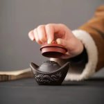 Teekannendeckelhalter aus Keramik in chinesischer Barrenform