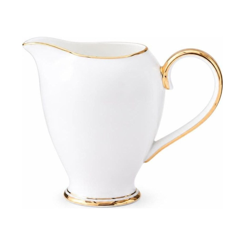 Teeservice aus Bone China mit Goldrand