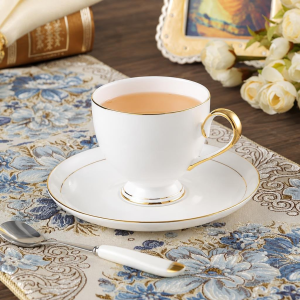 Teeservice aus Bone China mit Goldrand